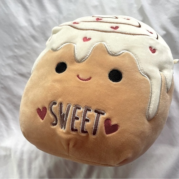 8” Squishmallow Chanel The Cinnamon Roll Valentine’s Day NEW RELEASE 2023 - Picture 4 of 5